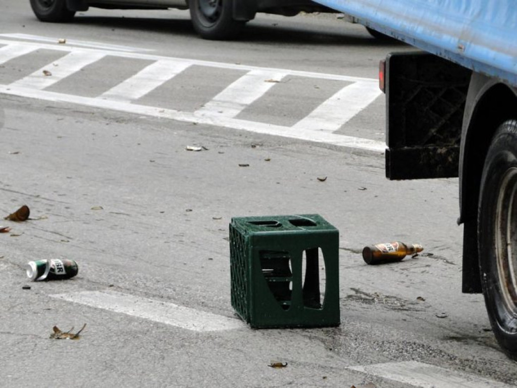CHRZANÓW. Butelki z piwem rozsypały się na drodze