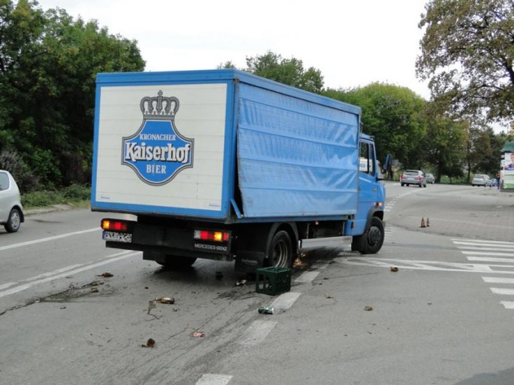 CHRZANÓW. Butelki z piwem rozsypały się na drodze
