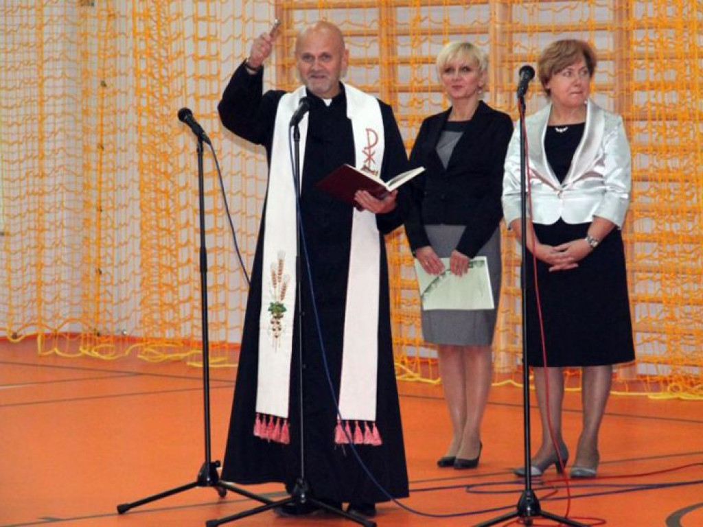 TRZEBINIA. Sala piękna, ale z widowni niewiele widać