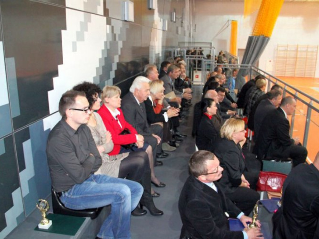 TRZEBINIA. Sala piękna, ale z widowni niewiele widać