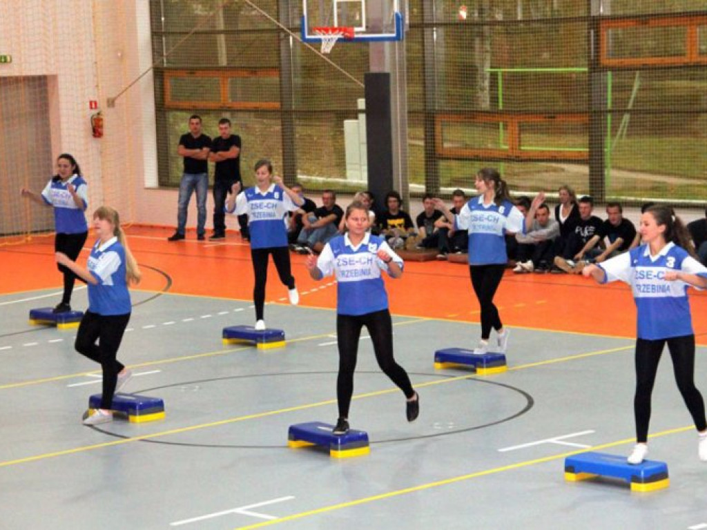 TRZEBINIA. Sala piękna, ale z widowni niewiele widać