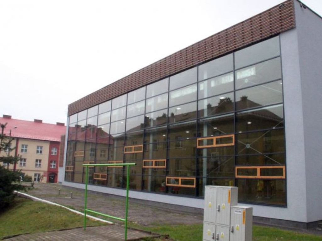 TRZEBINIA. Sala piękna, ale z widowni niewiele widać