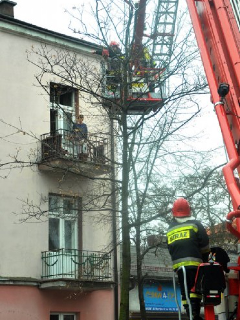 CHRZANÓW. Czterech poszkodowanych w pożarze mieszkania