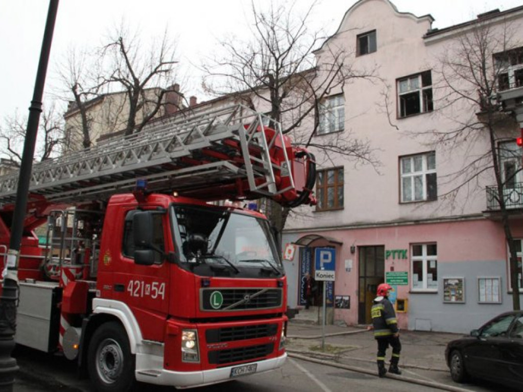 CHRZANÓW. Czterech poszkodowanych w pożarze mieszkania