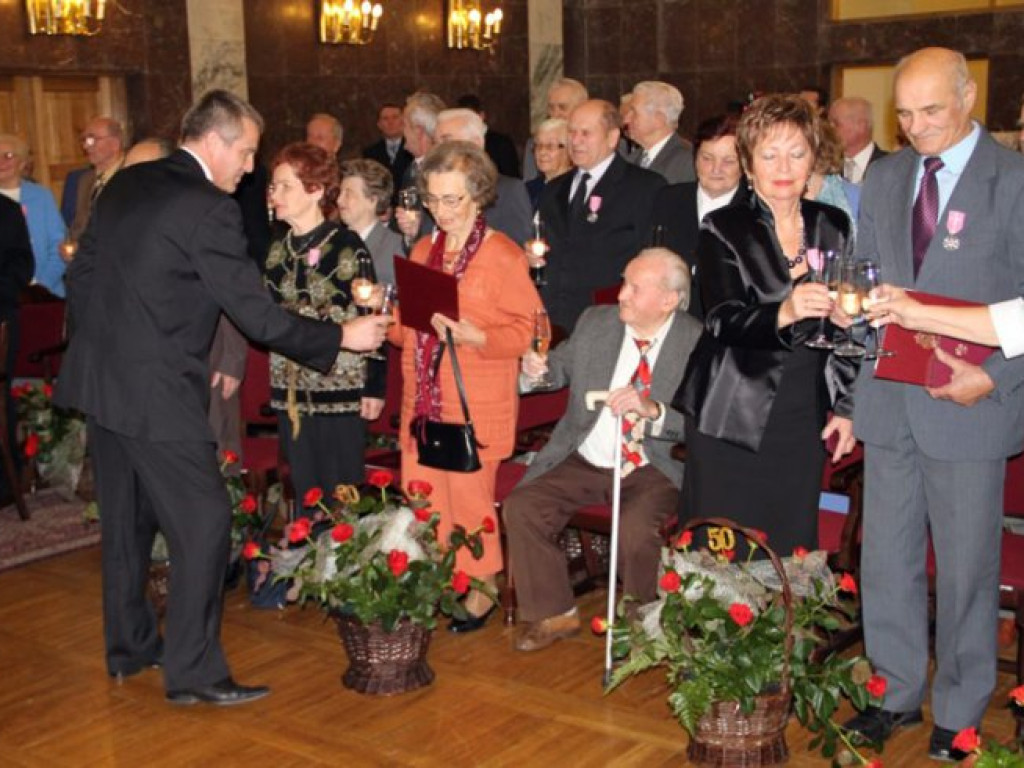 CHRZANÓW. Wypili szampana z okazji Złotych i Diamentowych Godów