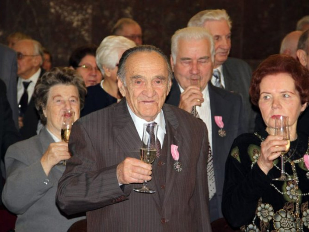 CHRZANÓW. Wypili szampana z okazji Złotych i Diamentowych Godów