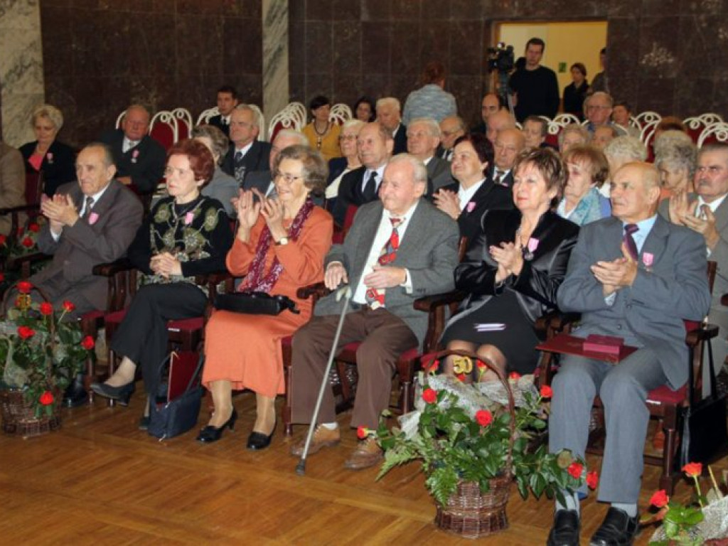 CHRZANÓW. Wypili szampana z okazji Złotych i Diamentowych Godów