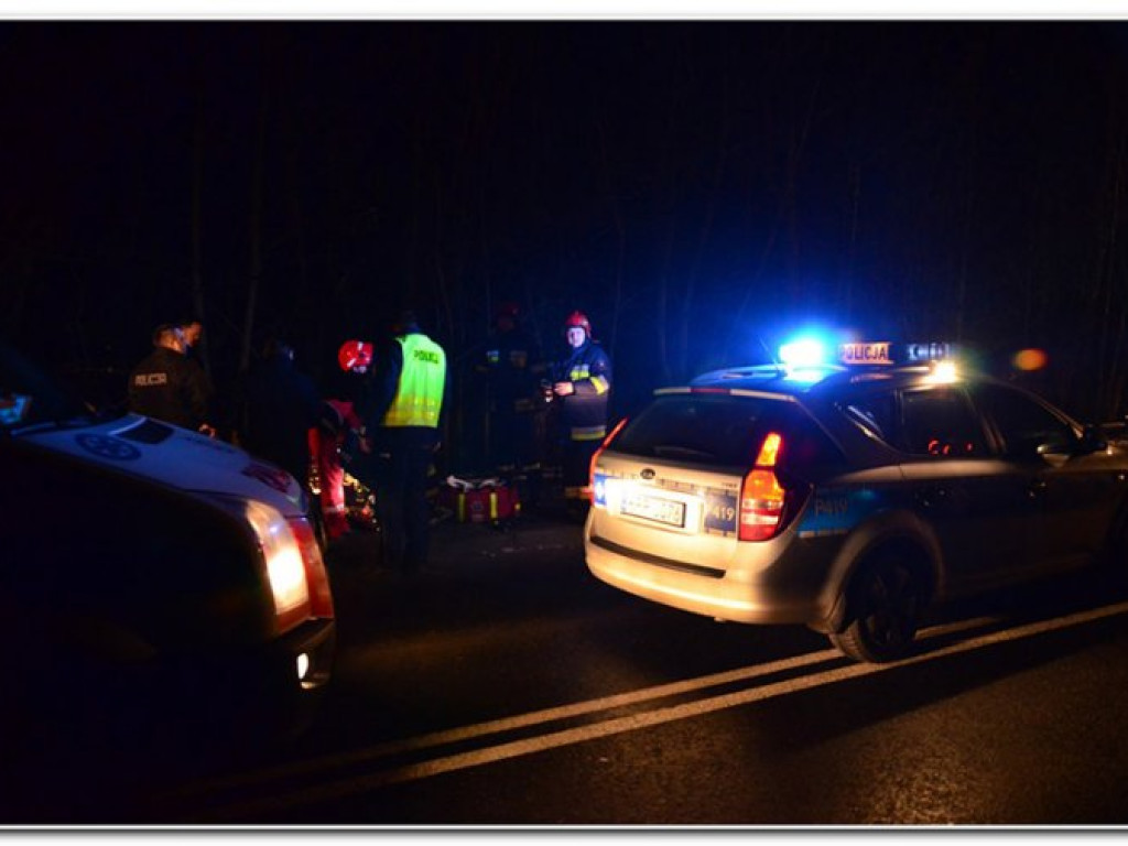 CHRZANÓW. Strażacy ugasili płonącą skodę