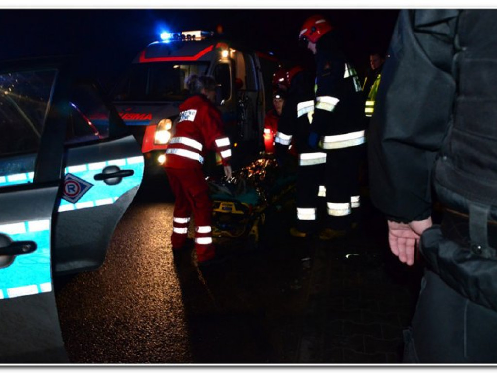 CHRZANÓW. Strażacy ugasili płonącą skodę