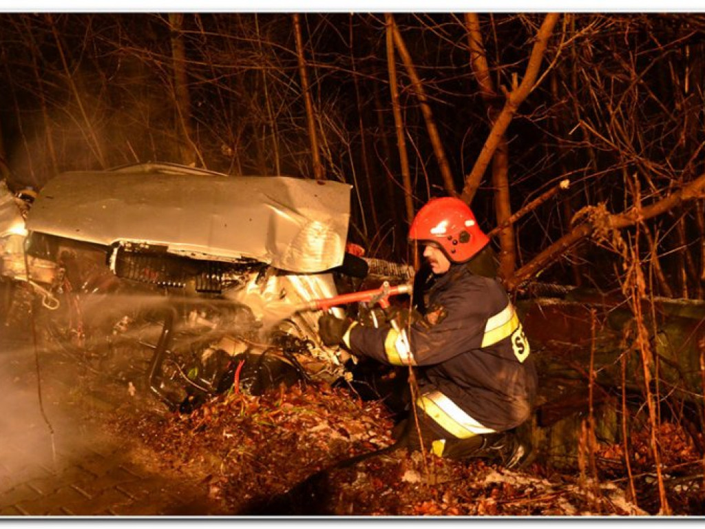 CHRZANÓW. Strażacy ugasili płonącą skodę