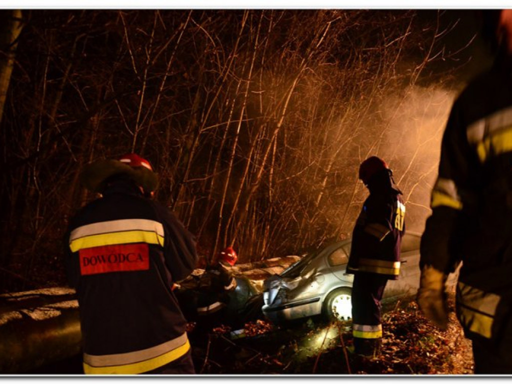CHRZANÓW. Strażacy ugasili płonącą skodę