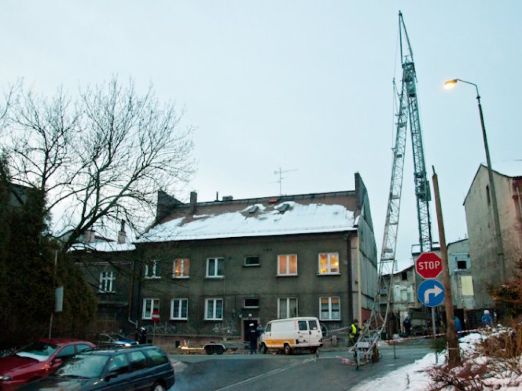 CHRZANÓW. Dźwig spadł na jezdnię