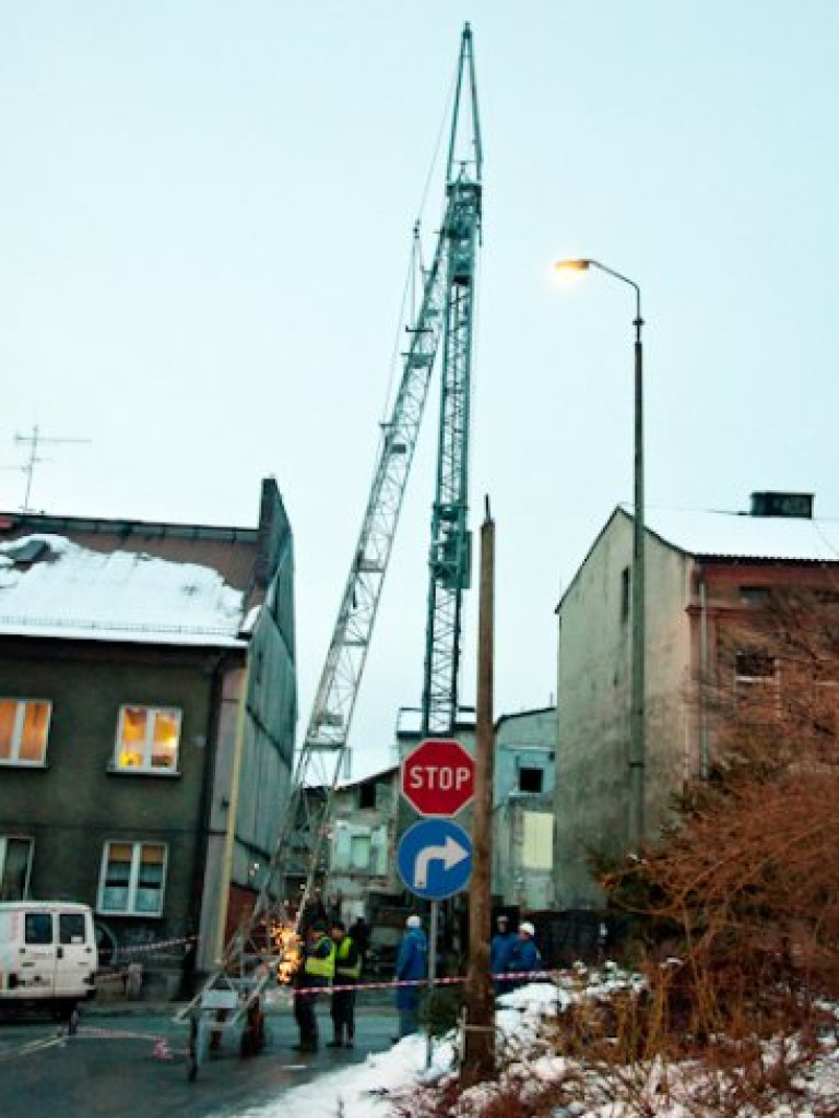 CHRZANÓW. Dźwig spadł na jezdnię