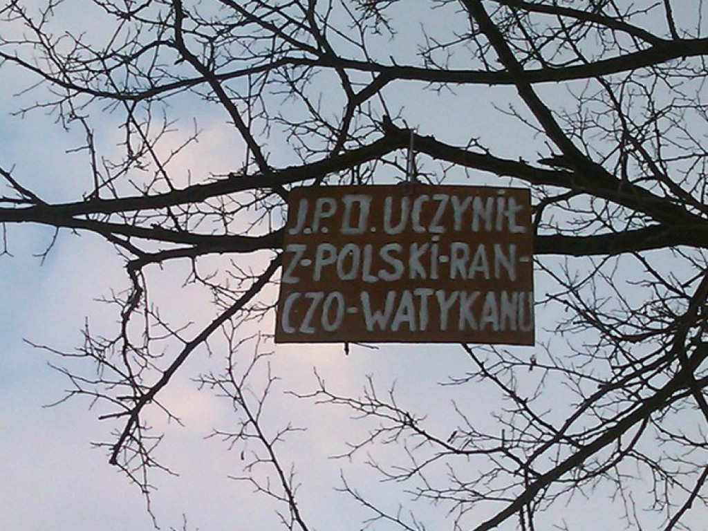 CHRZANÓW. Dziwne tablice w całym mieście