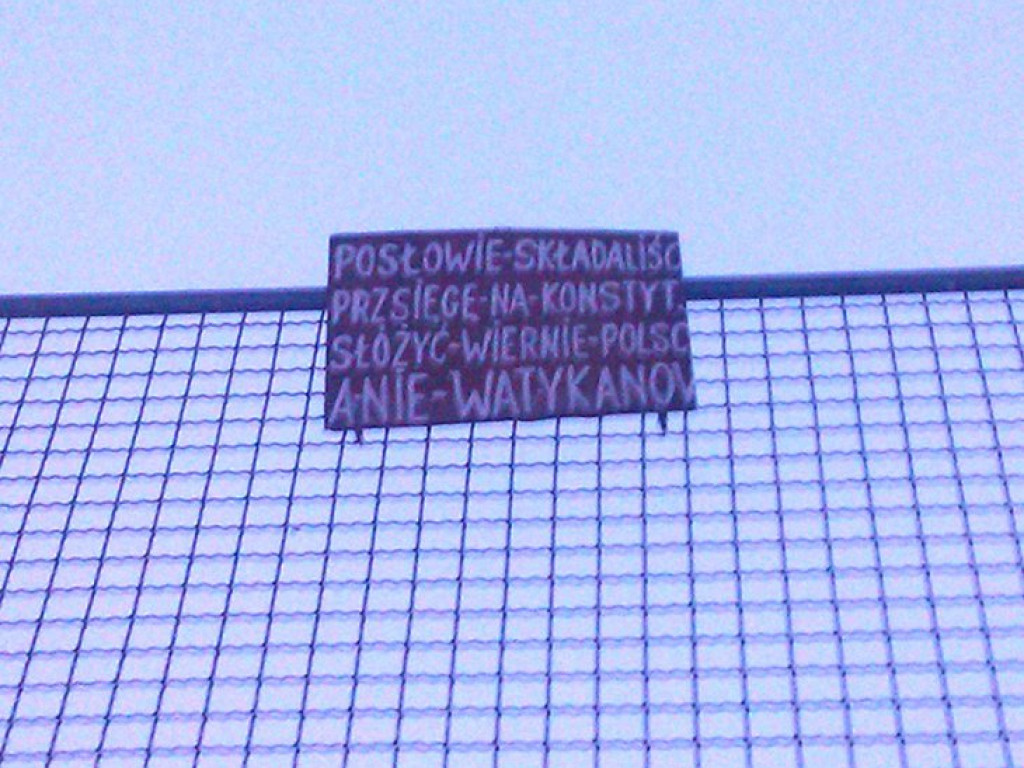 CHRZANÓW. Dziwne tablice w całym mieście