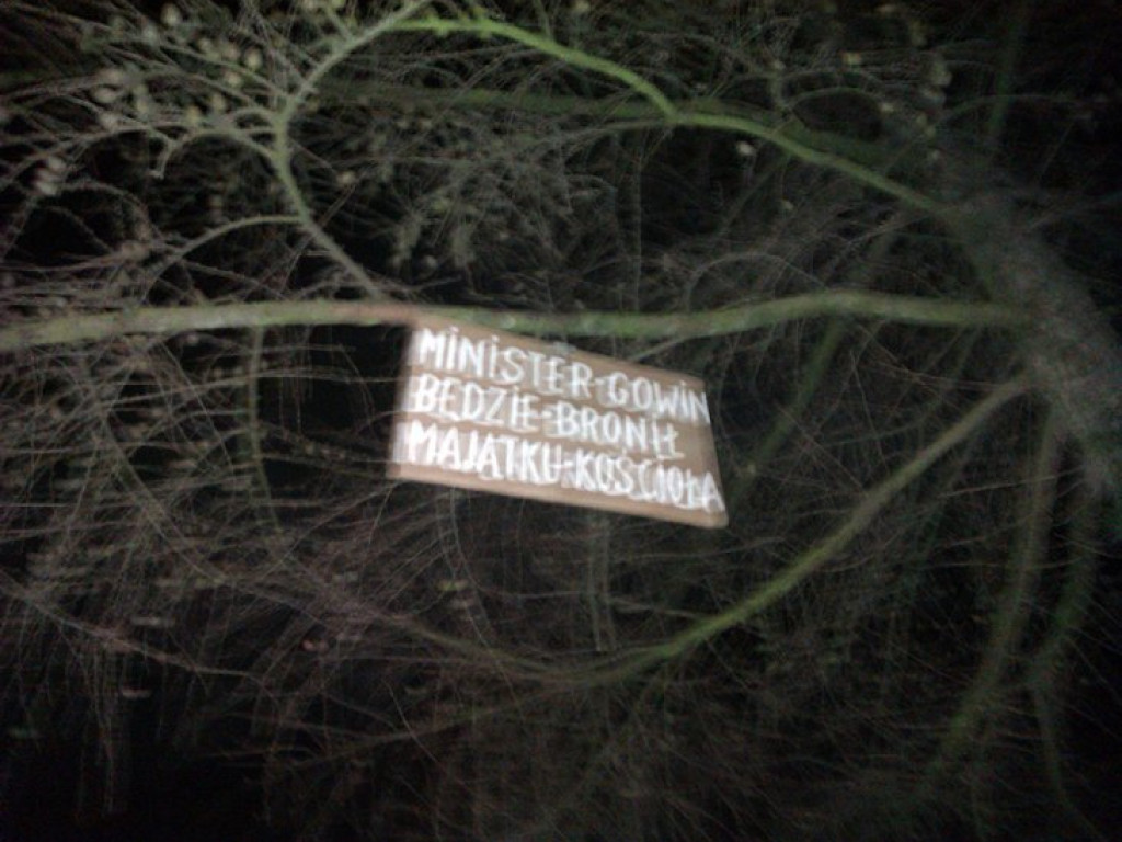 CHRZANÓW. Dziwne tablice w całym mieście