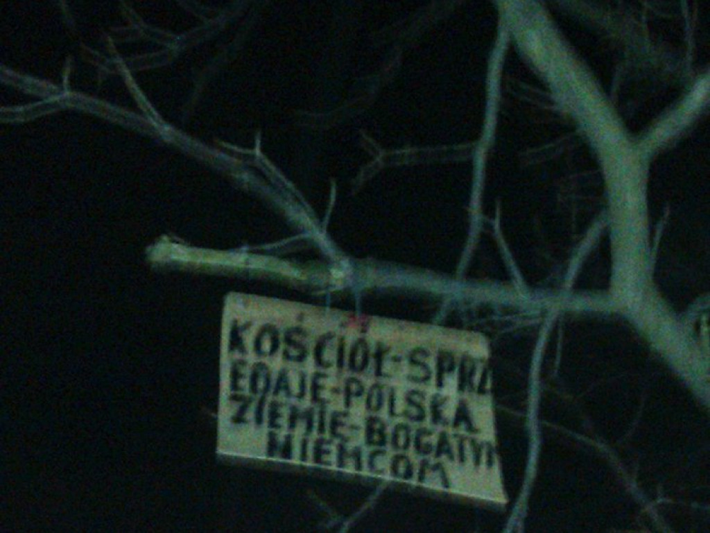 CHRZANÓW. Dziwne tablice w całym mieście