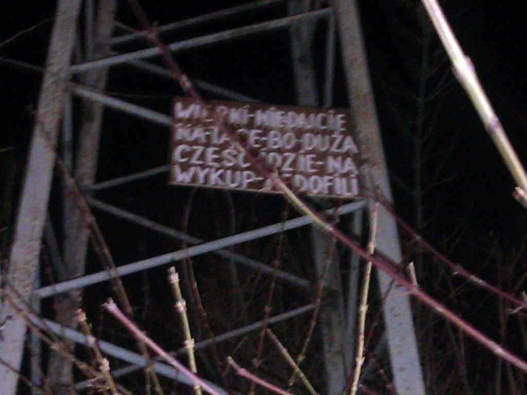 CHRZANÓW. Dziwne tablice w całym mieście