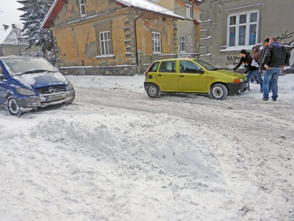 CHRZANÓW. Nie widziały drogi pługa