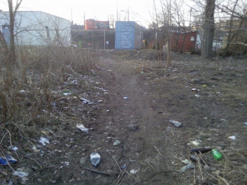 CHRZANÓW. Wysypisko śmieci za stacją paliw 