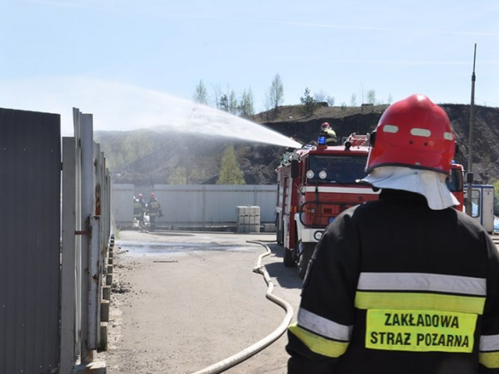 Pożar fabryki w Trzebini 26.04.2012
