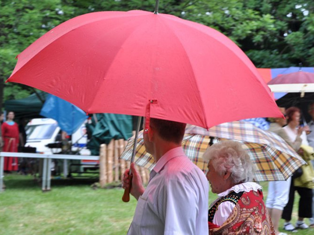 CHRZANÓW. Parasole jak miecze i kolejka do łuczniczki