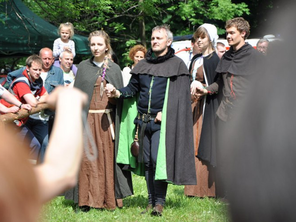 CHRZANÓW. Parasole jak miecze i kolejka do łuczniczki