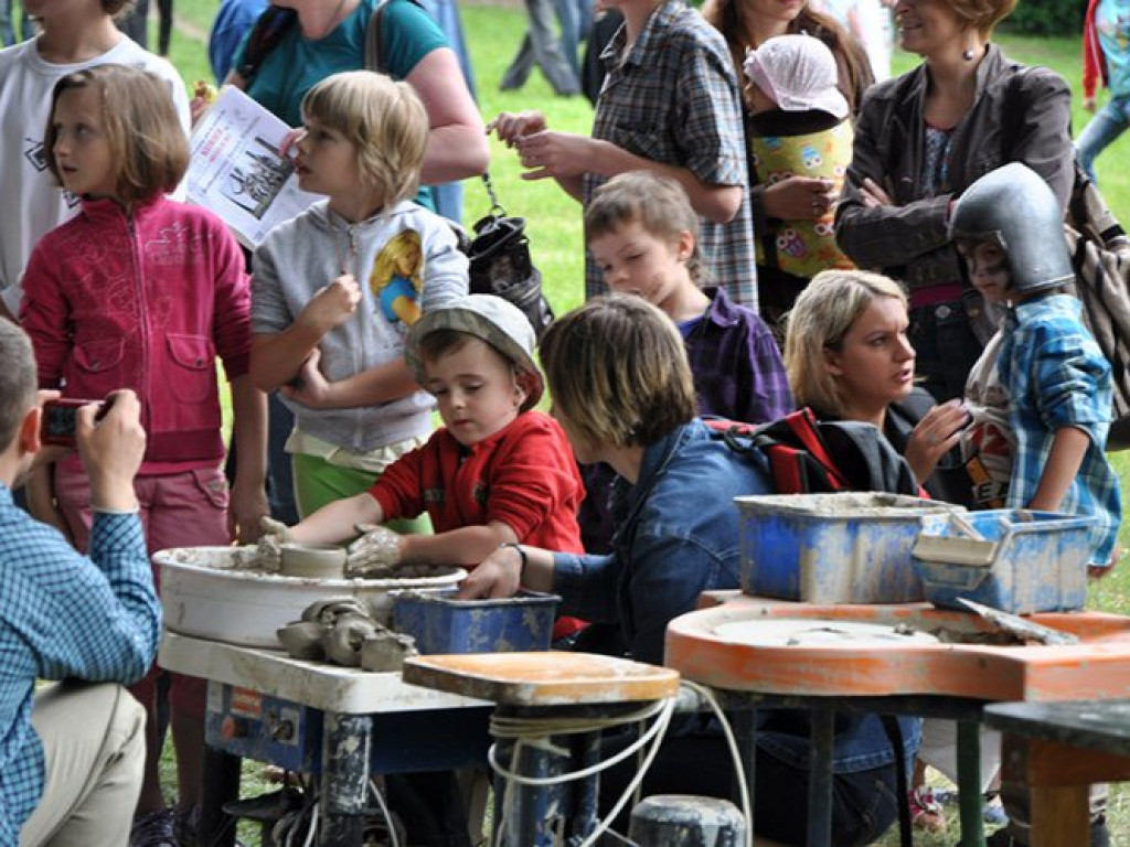 CHRZANÓW. Parasole jak miecze i kolejka do łuczniczki