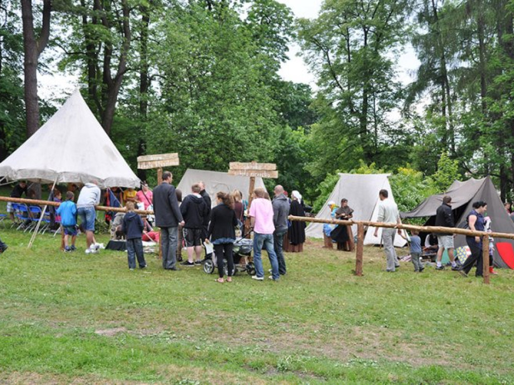 CHRZANÓW. Parasole jak miecze i kolejka do łuczniczki
