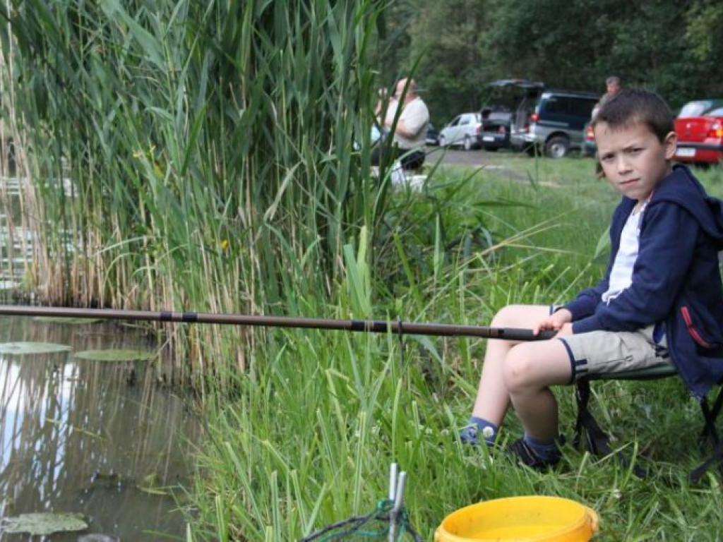 CHRZANÓW. Dziewczęta złapały więcej ryb od chłopców