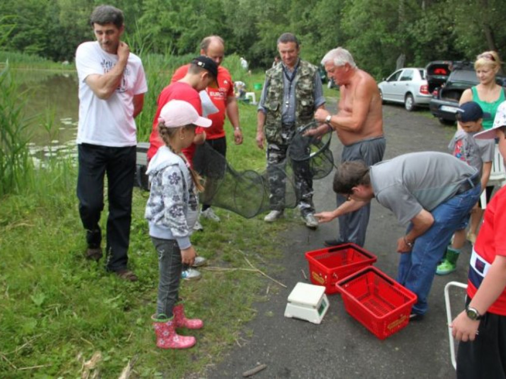CHRZANÓW. Dziewczęta złapały więcej ryb od chłopców
