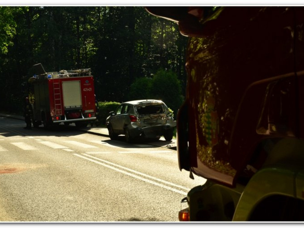 CHRZANÓW. Po zderzeniu auto ścięło słup oświetleniowy