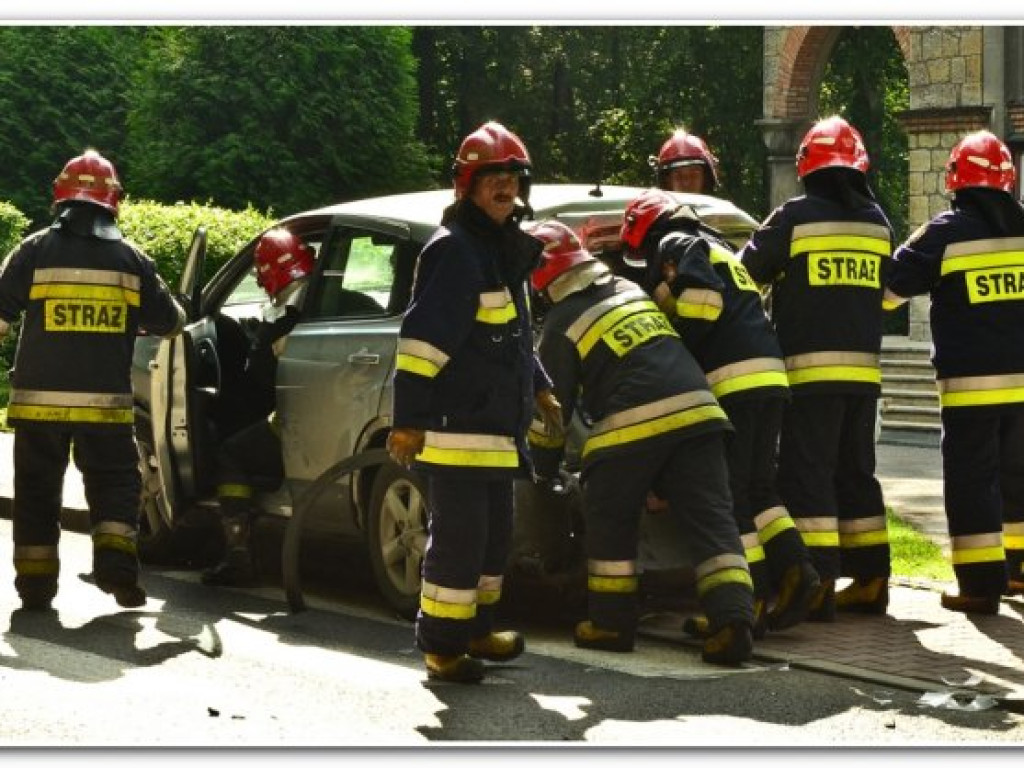 CHRZANÓW. Po zderzeniu auto ścięło słup oświetleniowy