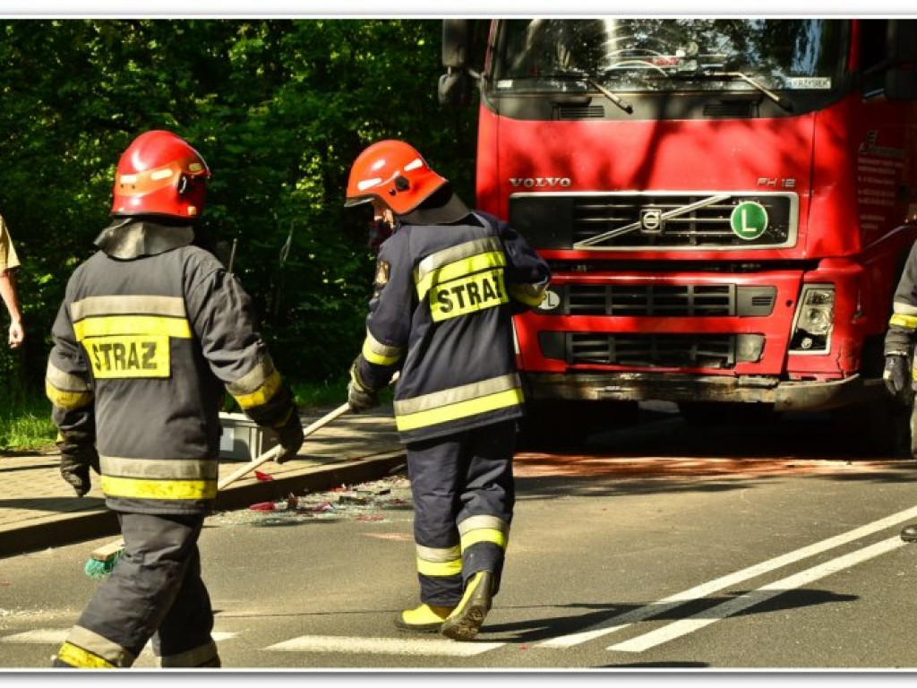CHRZANÓW. Po zderzeniu auto ścięło słup oświetleniowy