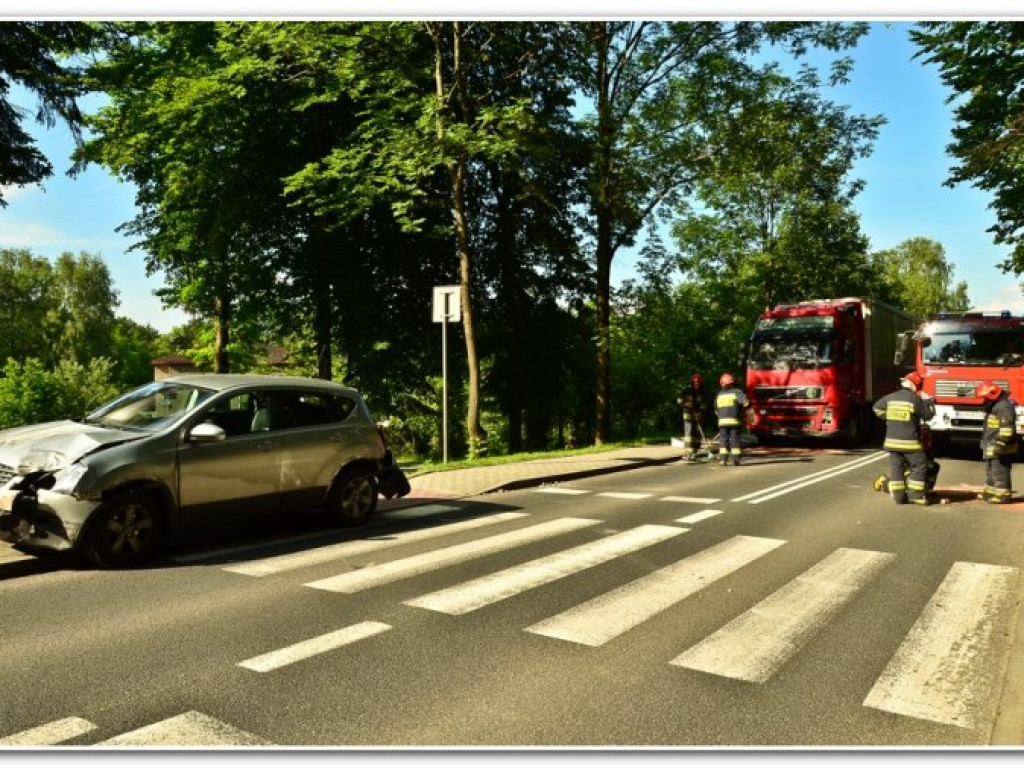 CHRZANÓW. Po zderzeniu auto ścięło słup oświetleniowy