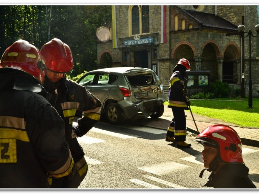 CHRZANÓW. Po zderzeniu auto ścięło słup oświetleniowy