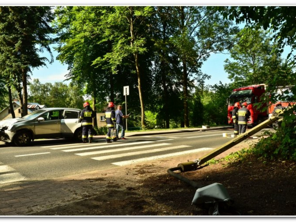 CHRZANÓW. Po zderzeniu auto ścięło słup oświetleniowy