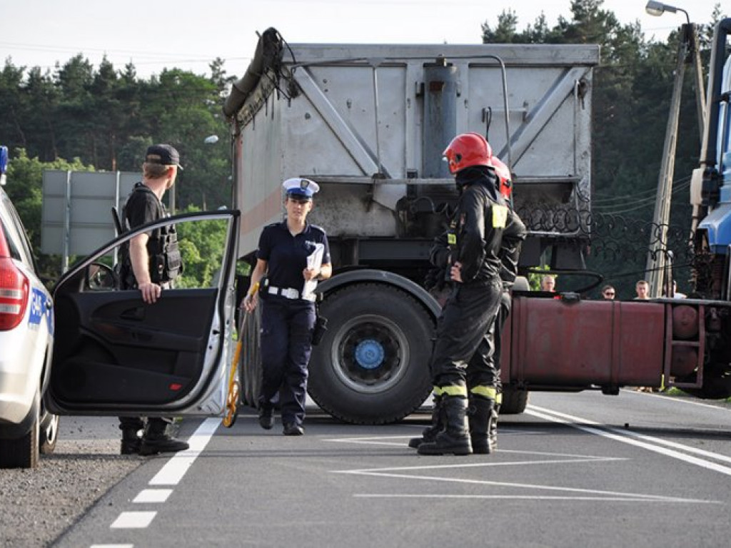 LIBIĄŻ. Kupili auto, wjechała w nich ciężarówka