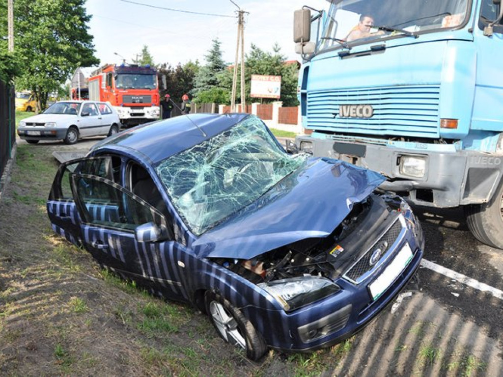 LIBIĄŻ. Kupili auto, wjechała w nich ciężarówka
