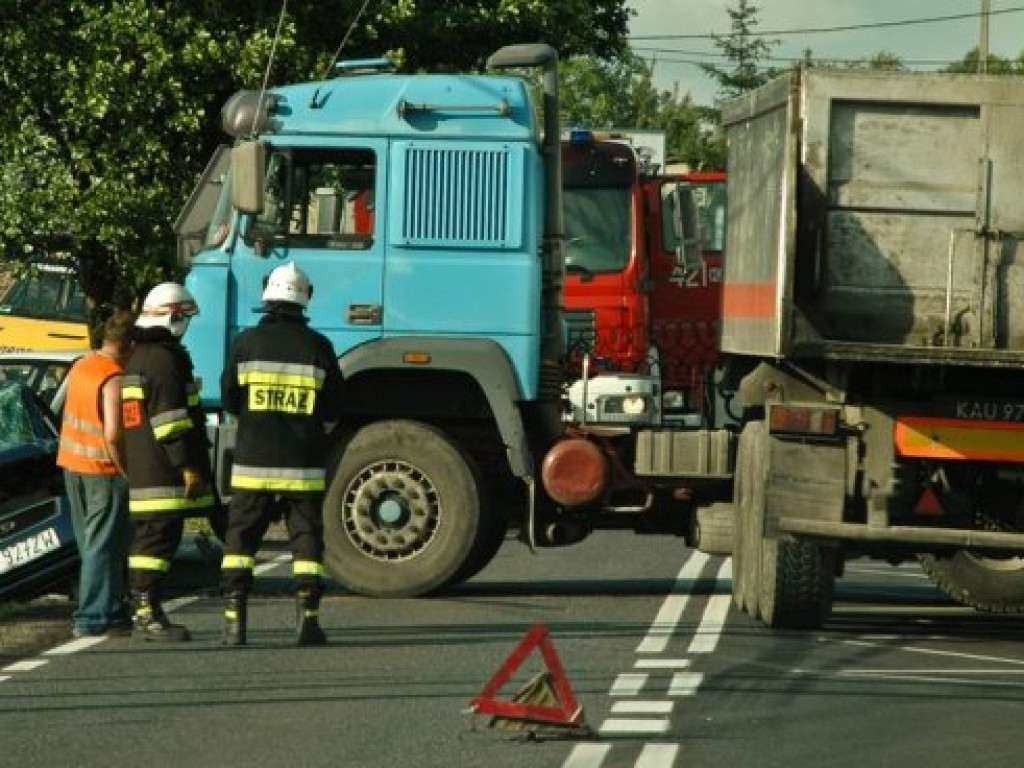 LIBIĄŻ. Kupili auto, wjechała w nich ciężarówka