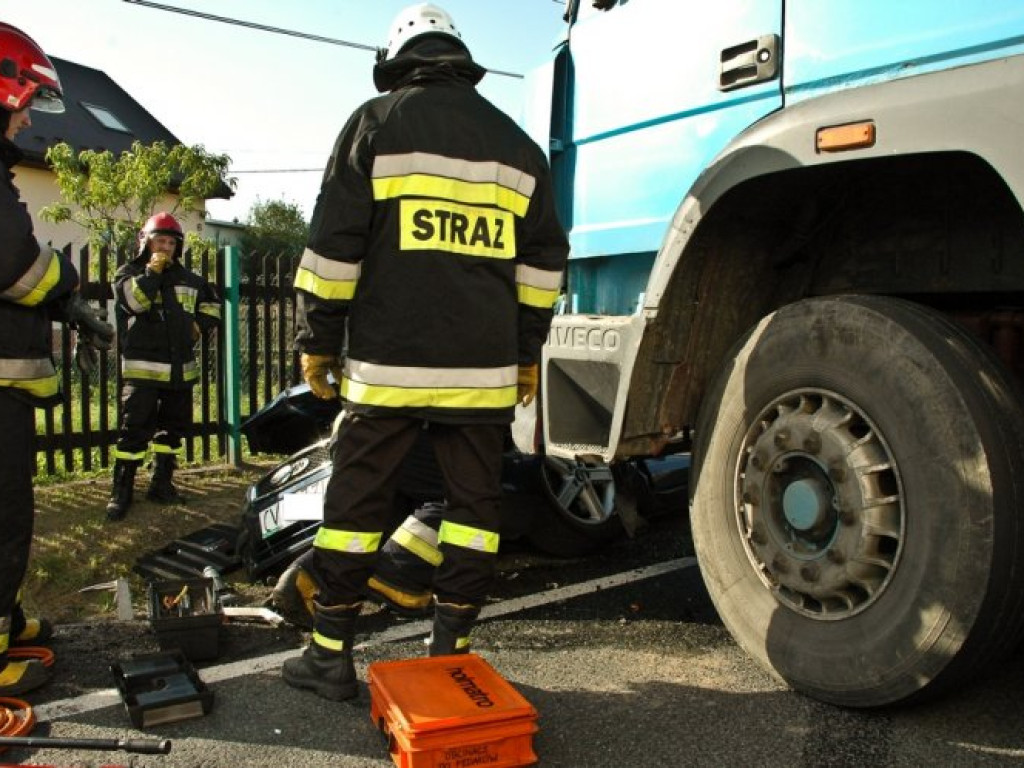 LIBIĄŻ. Kupili auto, wjechała w nich ciężarówka