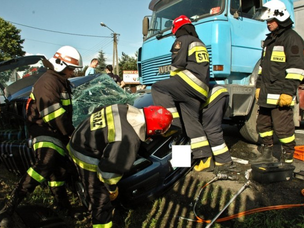 LIBIĄŻ. Kupili auto, wjechała w nich ciężarówka