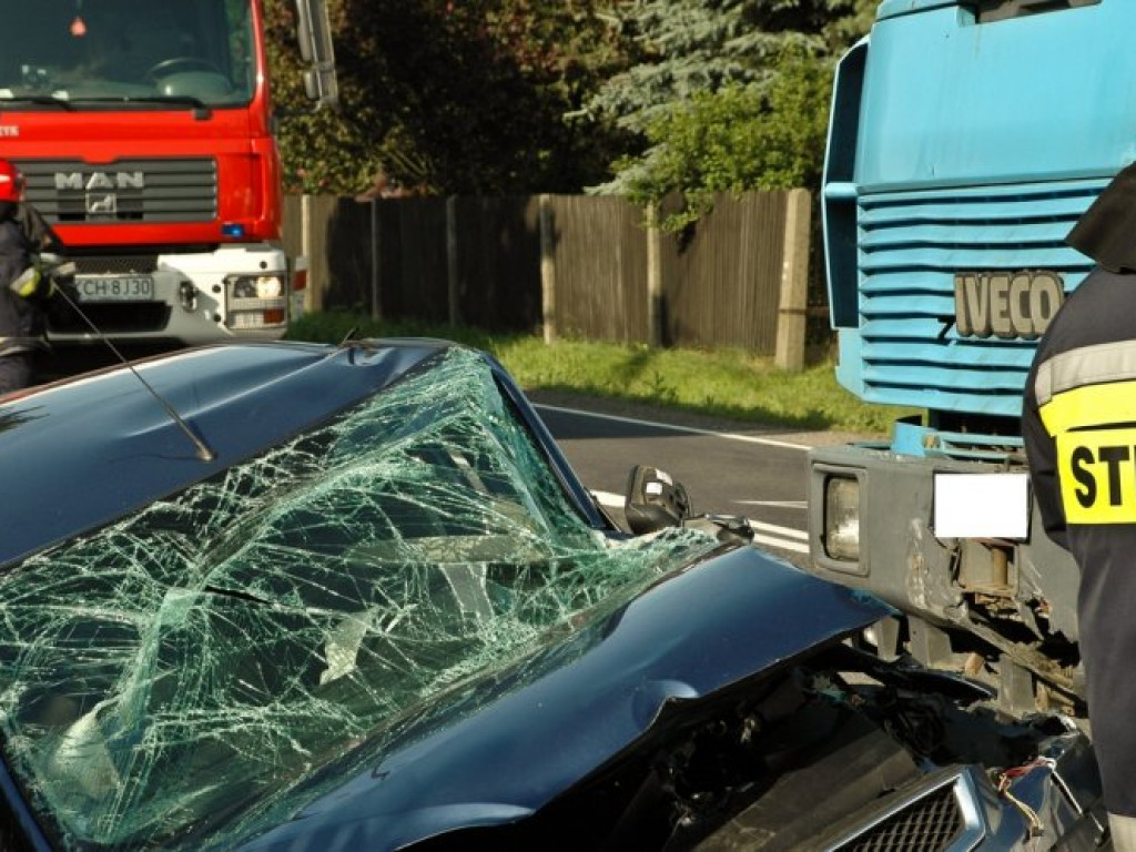 LIBIĄŻ. Kupili auto, wjechała w nich ciężarówka