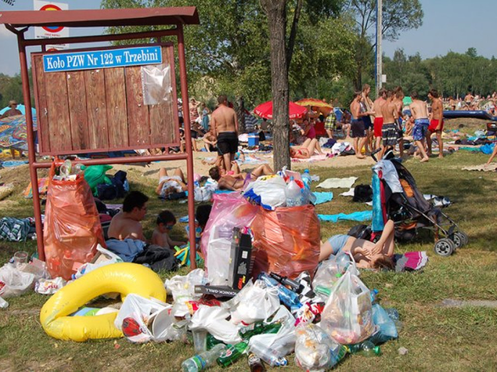 TRZEBINIA. Parkowali na zakazie koło Balatonu. Będą kary