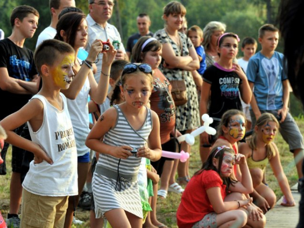 PORĘBA ŻEGOTY. Partnerzy owinięci papierem toaletowym