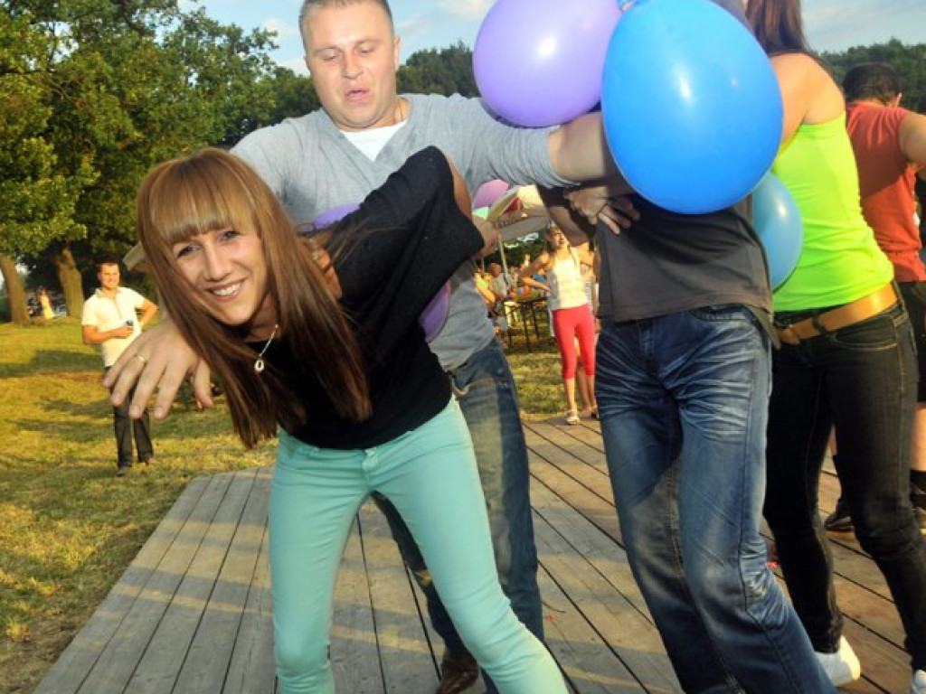 PORĘBA ŻEGOTY. Partnerzy owinięci papierem toaletowym
