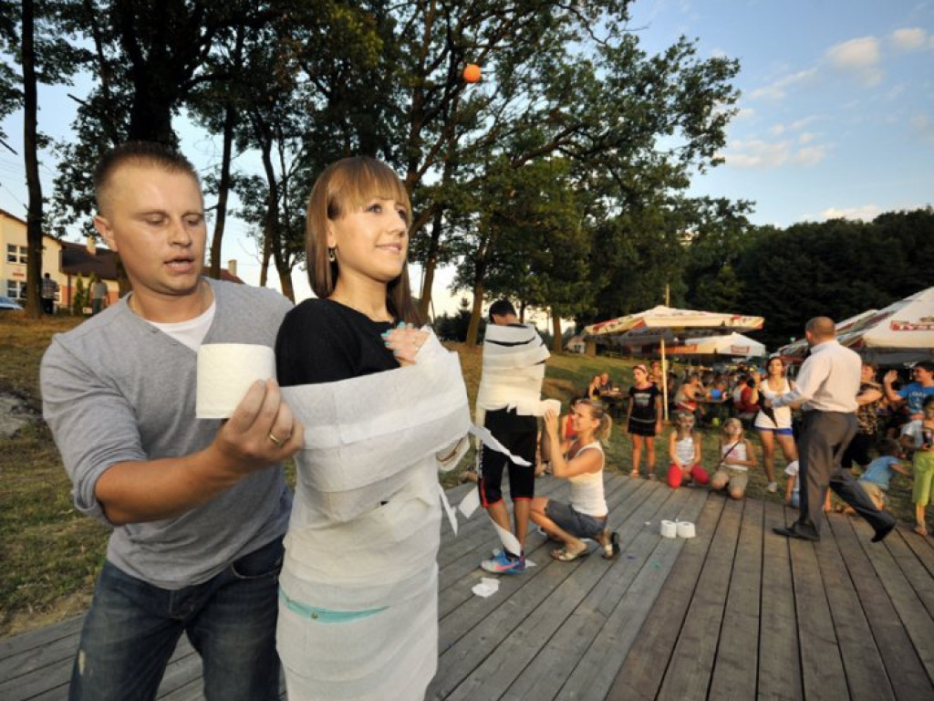 PORĘBA ŻEGOTY. Partnerzy owinięci papierem toaletowym