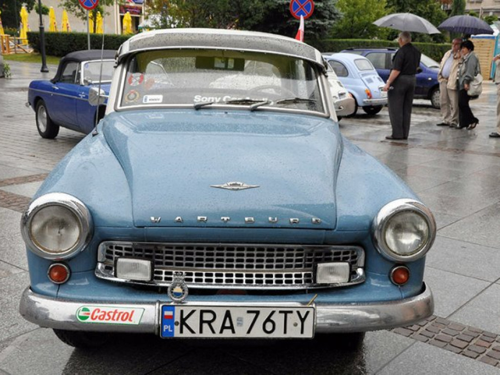 KRZESZOWICE. Zabytkowe auta zjechały na Rynek