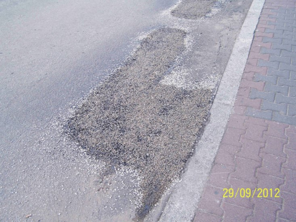 CHRZANÓW. Smoła i kamyki