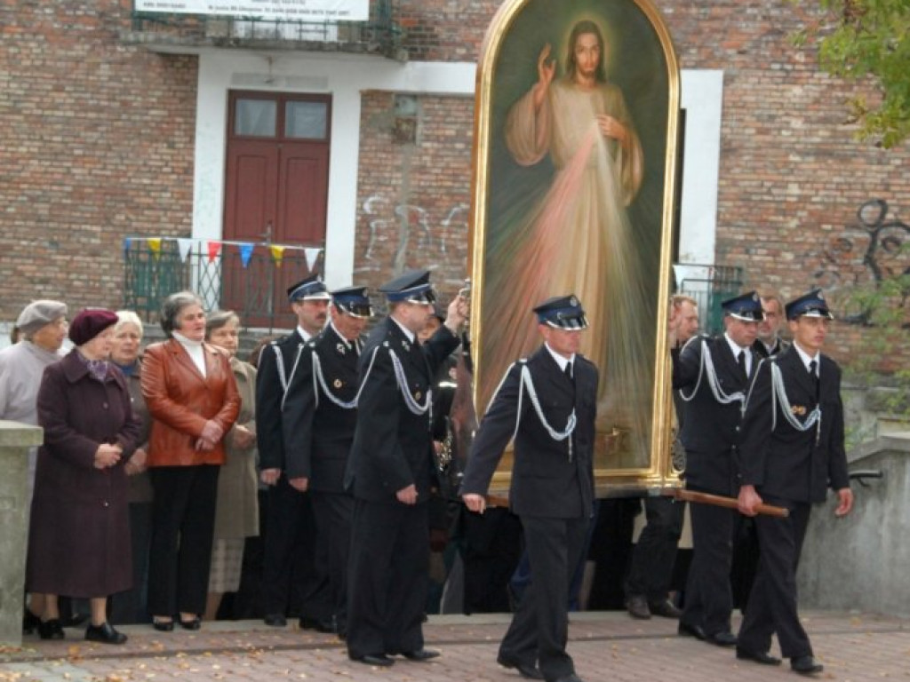 BABICE. Przy obrazie i relikwiach wierni modlą się całą dobę